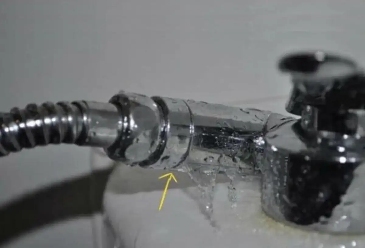 Vòi Xịt Vệ Sinh Bị Rỉ Nước: Nguyên Nhân, Cách Khắc Phục & Giải Pháp Phòng Tránh 2 Vòi Xịt Vệ Sinh Bị Rỉ Nước: Nguyên Nhân, Cách Khắc Phục & Giải Pháp Phòng Tránh